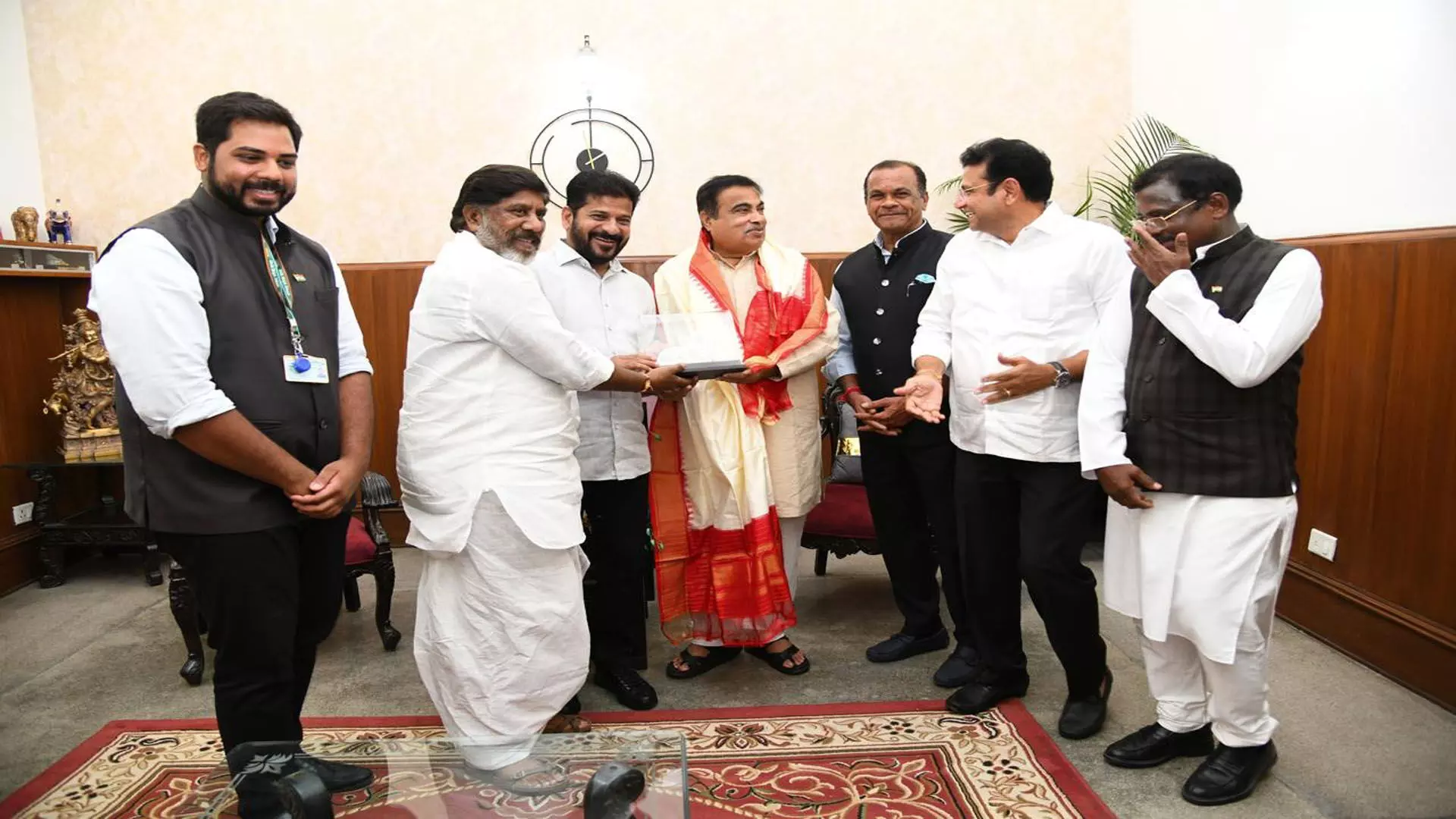 CM रेवंत ने नितिन गडकरी से तेलंगाना में बुनियादी ढांचा परियोजनाओं में तेजी लाने का आग्रह किया