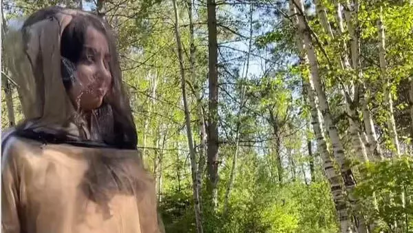 world : इन्फ्लुएंसर ने जंगल में कैंपिंग कर रहे अपने परिवार का मजेदार वीडियो शेयर किया