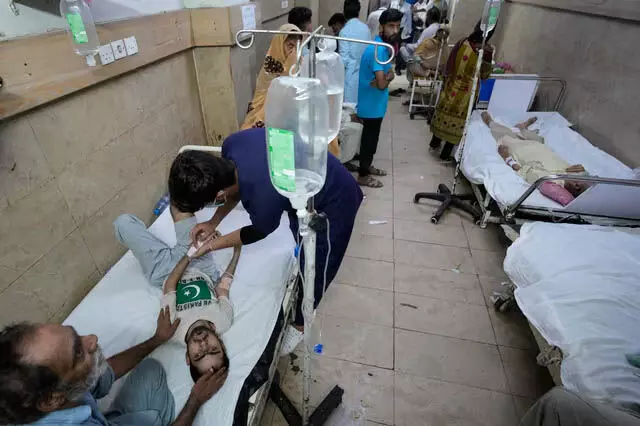 world : पाकिस्तान रहस्यमयी मौत से मरने वालों की संख्या 22 तक पहुंचने पर कराची में अलर्ट