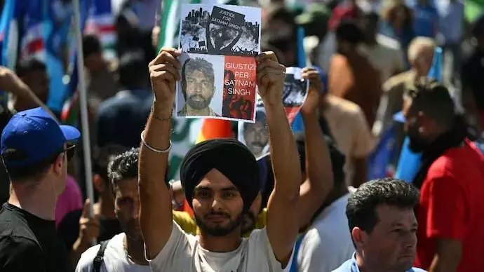 World: इटली में मजदूर की मौत पर भारतीयों ने जताया विरोध, गुलामी खत्म करने की मांग