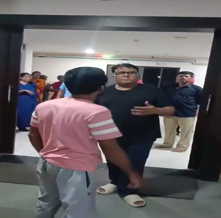 Raipur Breaking: श्री शंकरा अस्पताल परिसर में मृतक के परिजनों से मारपीट, देखें वायरल VIDEO...