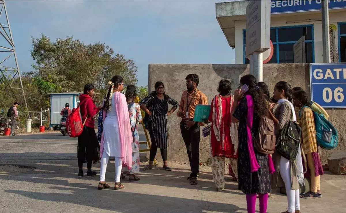 Foxconn: चेन्नई प्लांट में शादीशुदा महिलाओं नहीं देती नौकरी, केंद्र ने मांगी रिपोर्ट