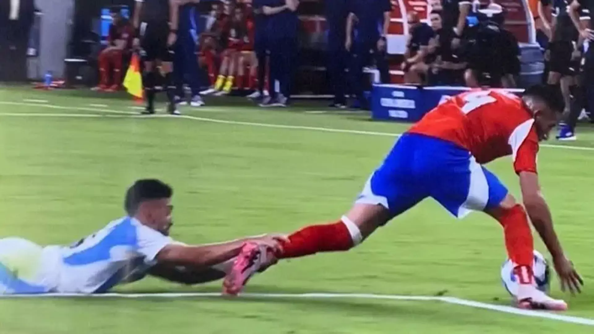 Argentine के खिलाड़ी ने चिली के खिलाड़ी के पैर पकड़कर उसे रोका, फिर भी कार्ड नहीं मिला