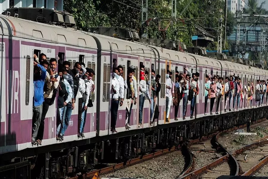 Mumbai की ट्रेनों में लोगों को मवेशियों की तरह यात्रा करते देखना शर्मनाक है: Bombay High Court
