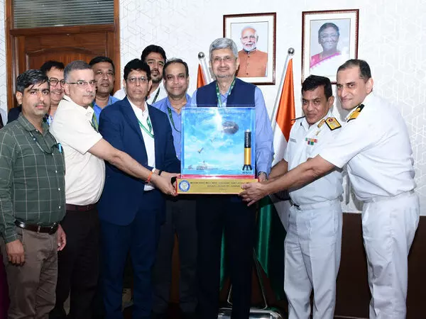 DRDO ने भारतीय नौसेना को मध्यम दूरी का माइक्रोवेव ऑब्स्क्यूरेंट चैफ रॉकेट सौंपा