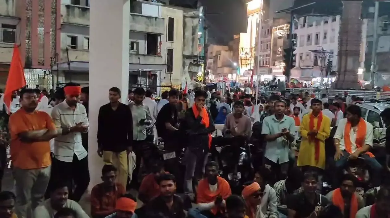 Raipur में विश्व हिंदू परिषद के कार्यकर्ताओं ने कोतवाली थाने में किया हंगामा, देखें Video...