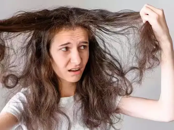 Hair Tips: बारिश में फ्रिजी, सिल्की और सॉफ्ट रखेंगे ये हेयर केयर टिप्स