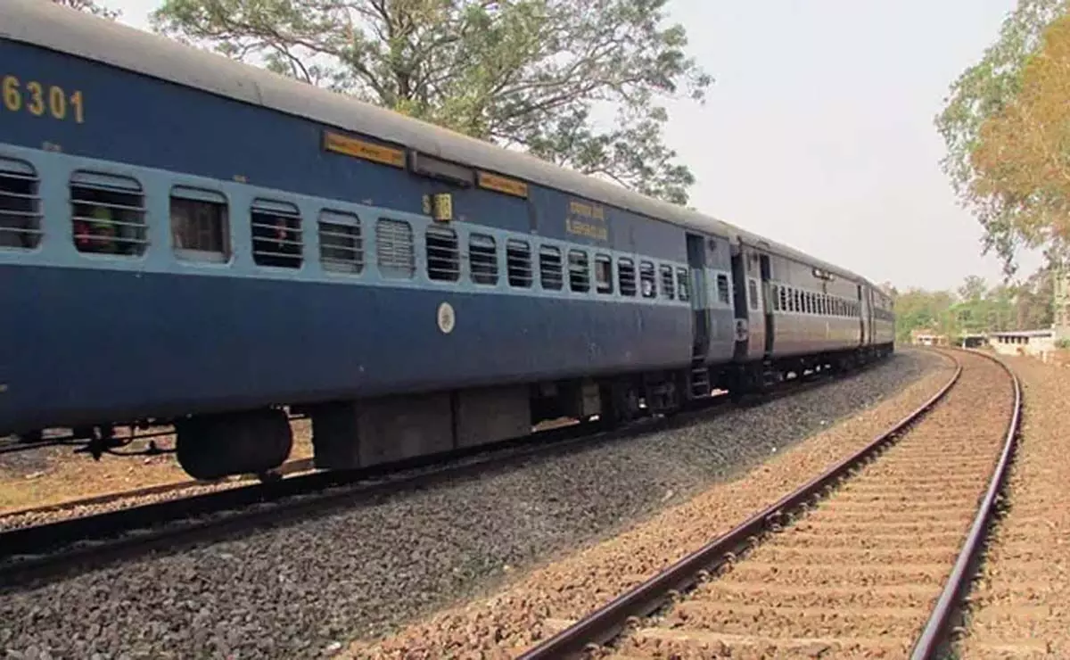 Kerala: ट्रेन में ऊपरी बर्थ गिरने से युवक की मौत