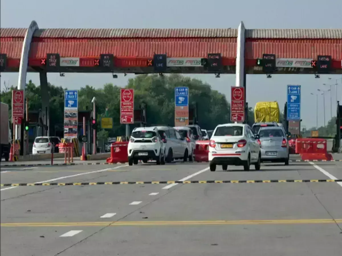 Kanpur: नेशनल हाईवे-91 पर दबंग दरोगा ने टोल प्लाजा का बूम बैरियर उखाड़ फेंका