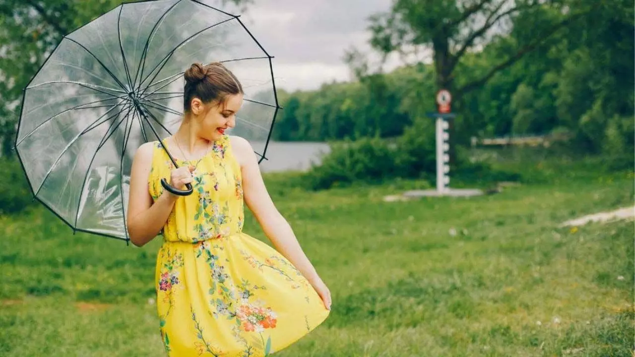 Fashion Tips: बारिश के मौसम में भी दिखेंगी सबसे स्मार्ट, फॉलो करें ये टिप्स