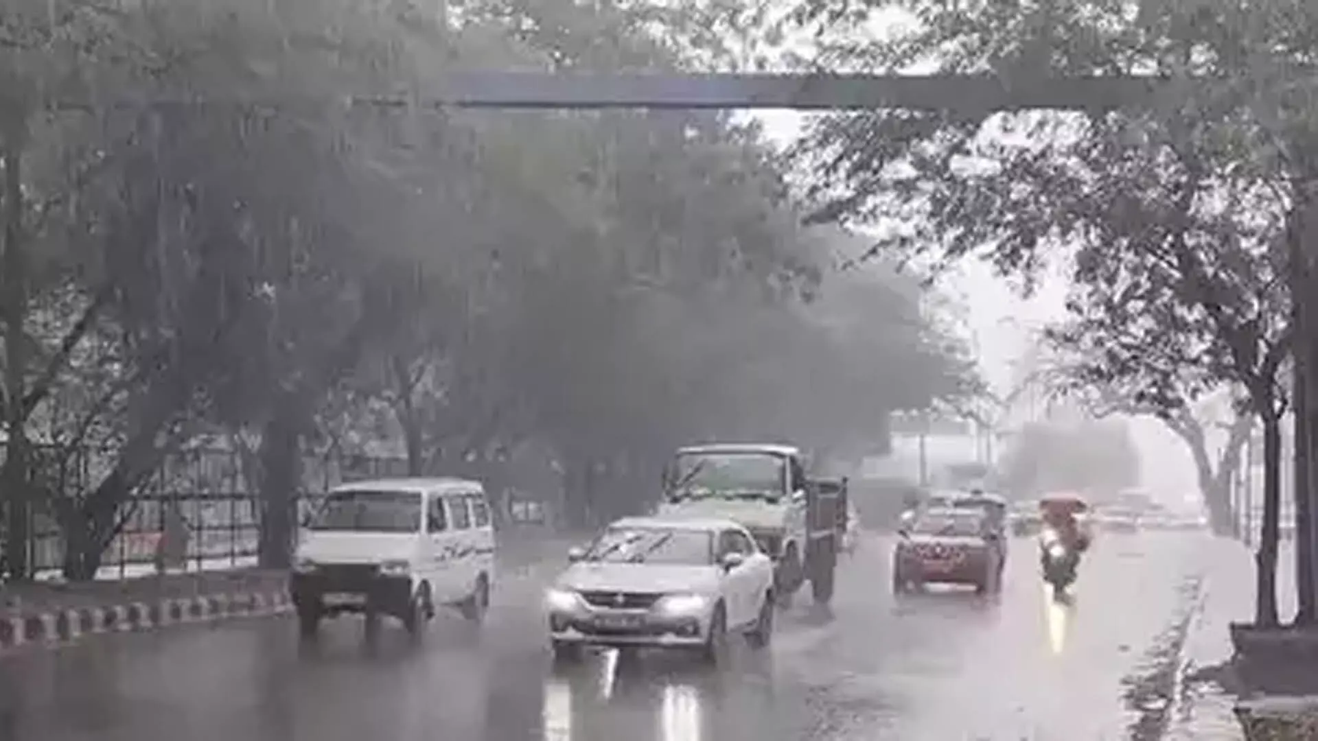 Delhi News: दिल्ली-एनसीआर के कुछ हिस्सों में भारी बारिश, आईएमडी ने सप्ताह भर बारिश का अनुमान जताया