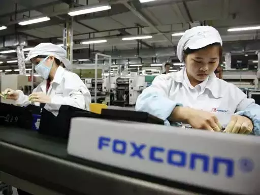 iPhone मैन्युफैक्चरिंग कंपनी Foxconn विवादों में, एक्शन में केंद्रीय श्रम मंत्रालय