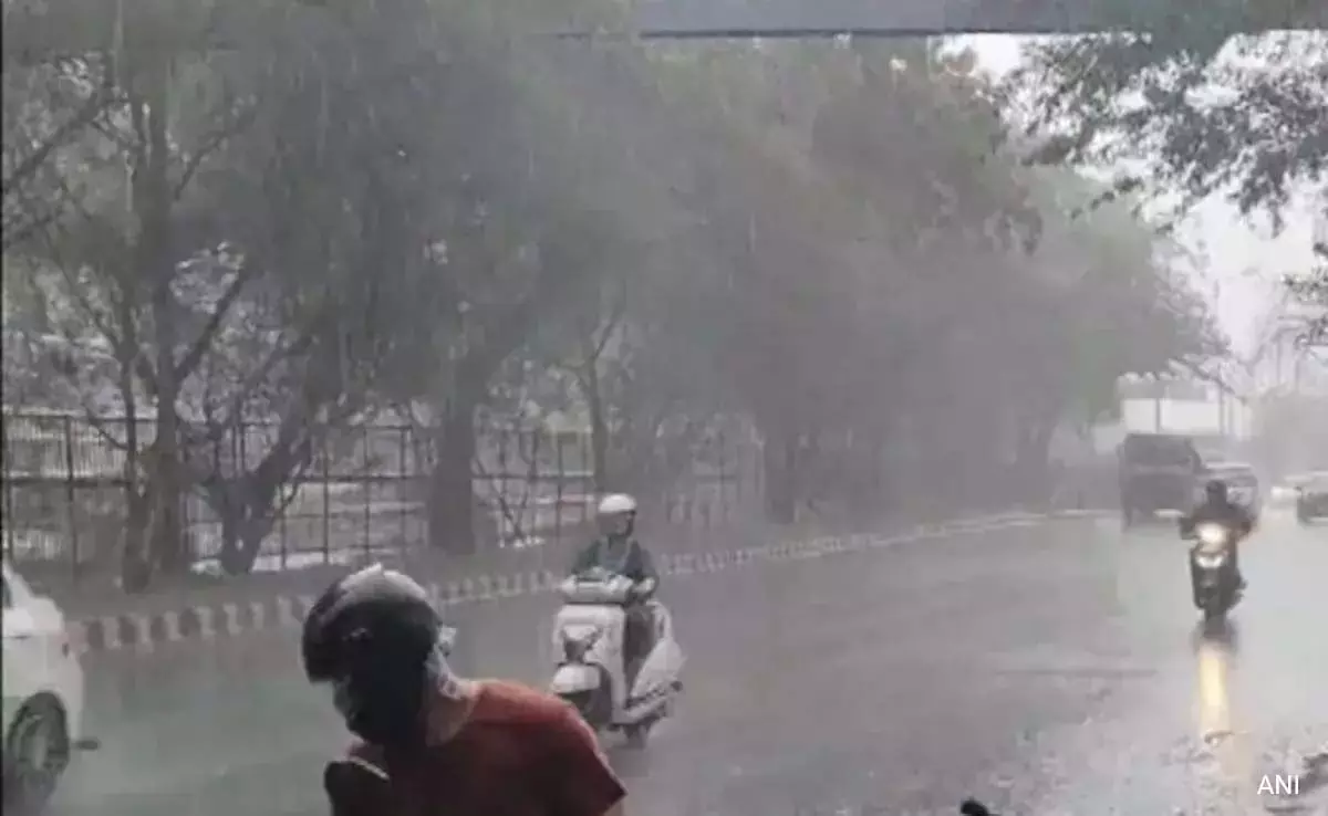 Delhi News: भारी बारिश से भीषण गर्मी से कुछ राहत मिली