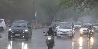 Delhi News: राष्ट्रीय राजधानी और नोएडा में भारी बारिश, चिलचिलाती गर्मी से राहत