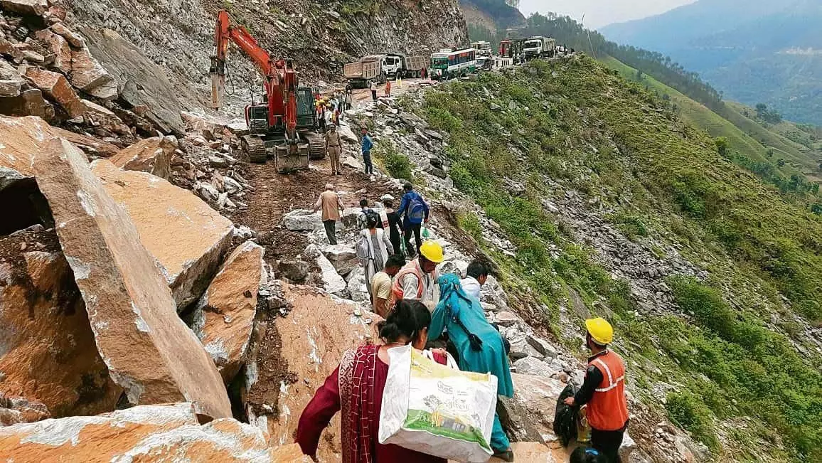 Himachal : शिलाई जाने वाली सड़क तीसरे दिन भी बंद, यात्रियों को परेशानी