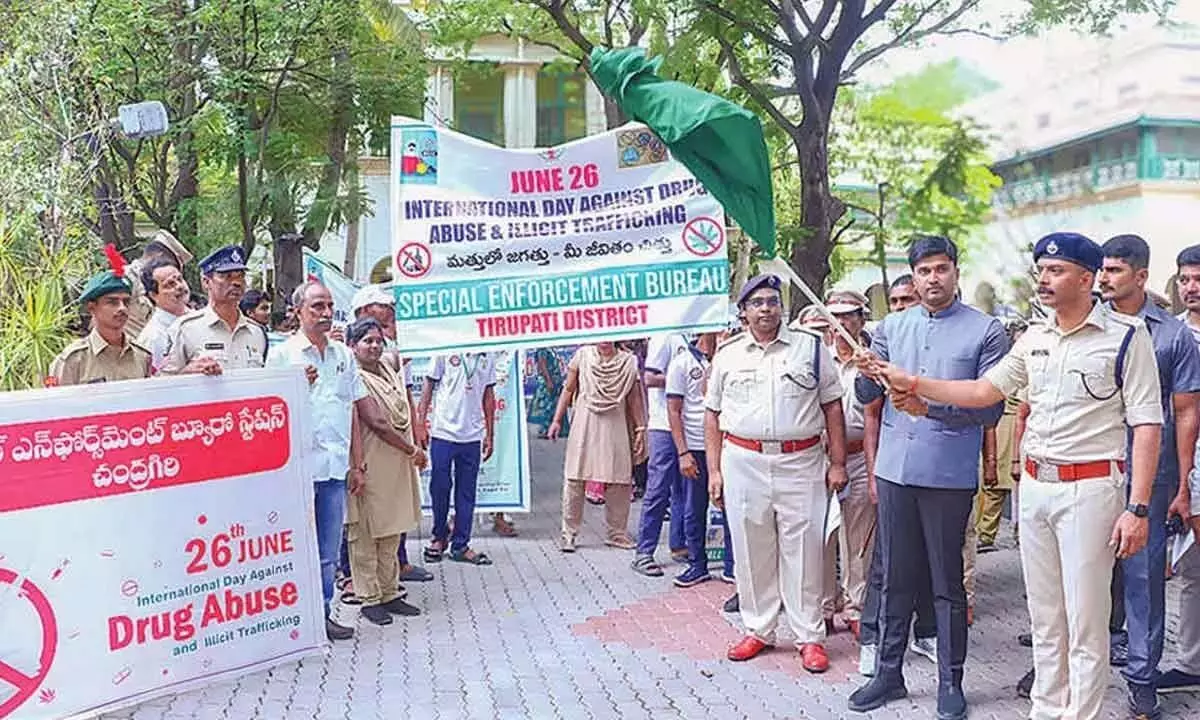 Andhra Pradesh News: नशीली दवाओं के दुरुपयोग के खिलाफ अंतर्राष्ट्रीय दिवस पर रैली आयोजित की गई