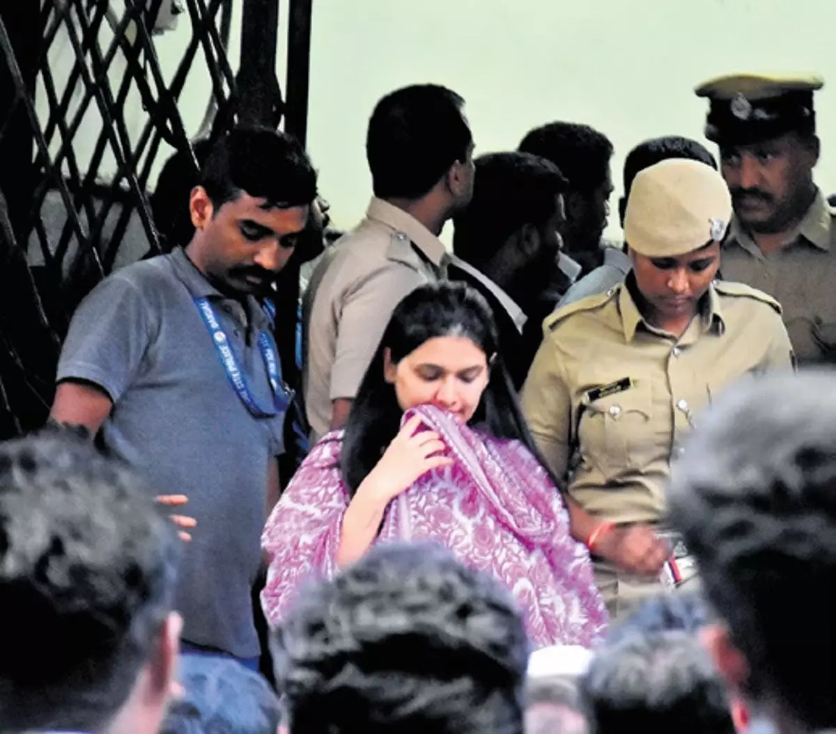 Renukaswamy murder case: पवित्रा गौड़ा को मेकअप करने देने पर एसआई को नोटिस