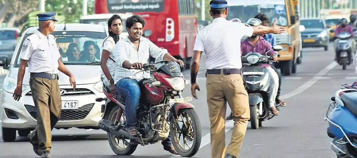 Andhra  : हेलमेट नियम और मोटर वाहन अधिनियम का सख्ती से पालन करें, आंध्र प्रदेश उच्च न्यायालय ने पुलिस को निर्देश दिया