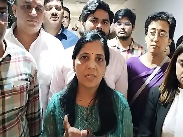 Delhi: पति की गिरफ्तारी पर सुनीता केजरीवाल ने कहा- तानाशाहों का नाश होना चाहिए