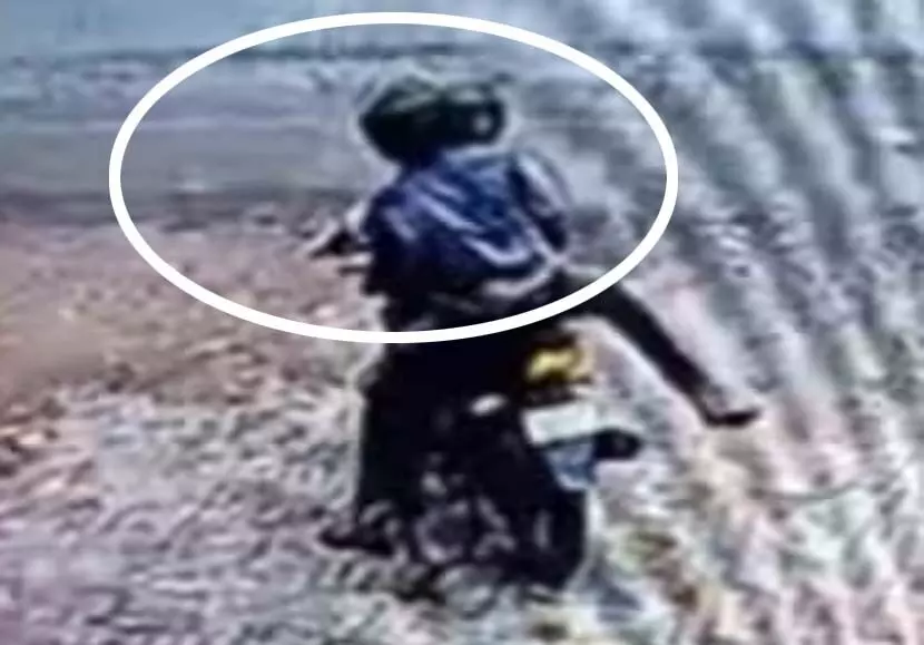 फिल्‍मी स्‍टाइल में बाइक चोरी का LIVE वीडियो, देखने वालों ने दांतों तले दबा ली उंगली