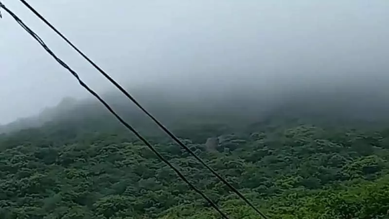 Gujarat : जूनागढ़ में गिरनार पर्वत बादलों से ढका, तेज हवाओं के कारण रोपवे सेवा निलंबित