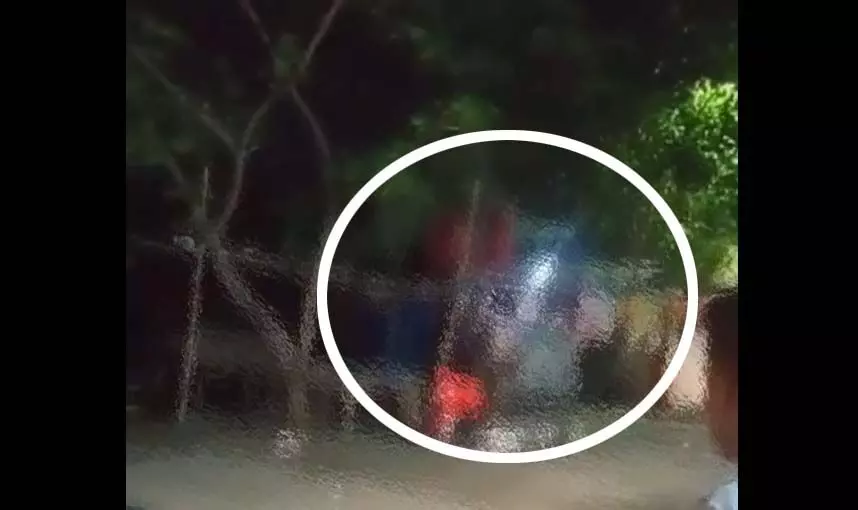 LIVE VIDEO: सड़क पर गिराकर चाकू से गर्दन पर वार, जिसने भी देखा कांप गया
