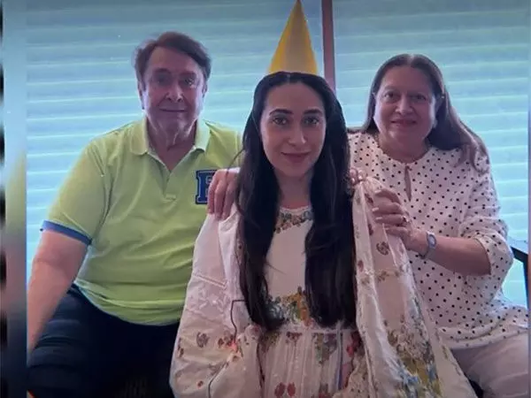 Karisma Kapoor ने माता-पिता रणधीर और बबीता के साथ जन्मदिन की मनमोहक तस्वीरें साझा कीं