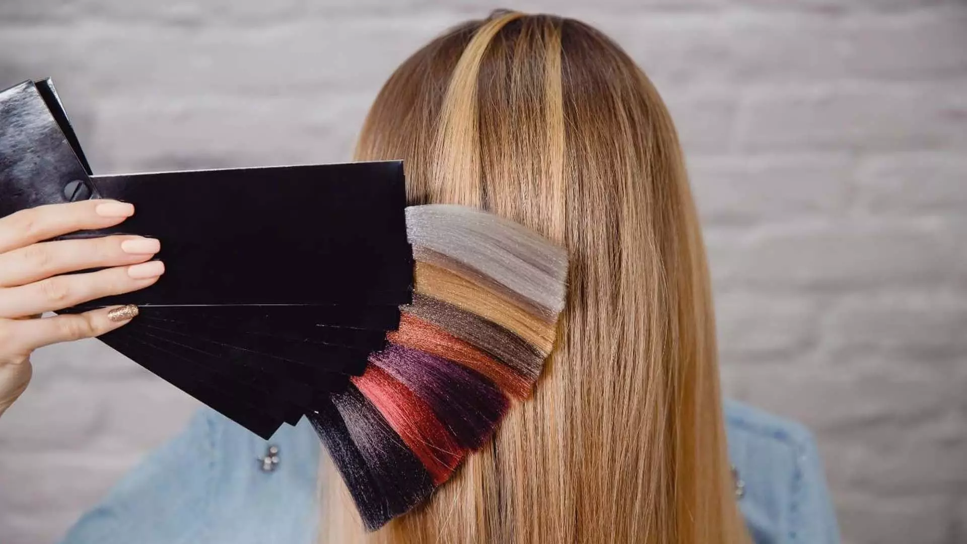 Hair Color: क्या आप भी करवाती हैं अपने बालों में कलर रखें इन बातों का ध्यान