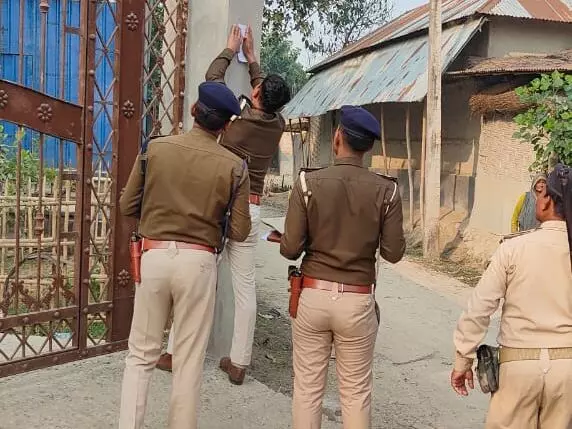 Patna: हत्या में फरार तीन आरोपितों के घर पुलिस ने इश्तेहार चस्पा कर दिया