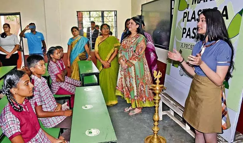 Hyderabad: इन्फ्रा ग्रीन फाउंडेशन की अनहिता पटनी ने नैटको गवर्नमेंट हाई स्कूल को बेंच दान कीं