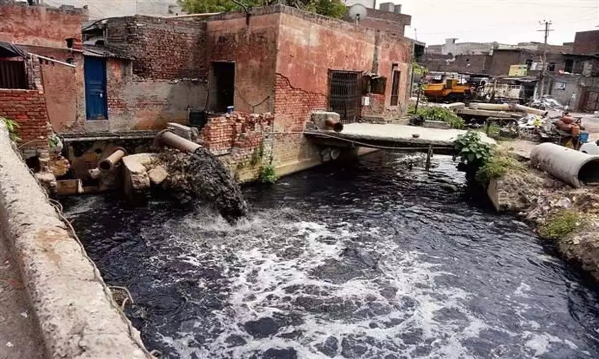 Dyeing chemicals वाला काला पानी बुड्डा नाला से मोहल्ले में घुसा
