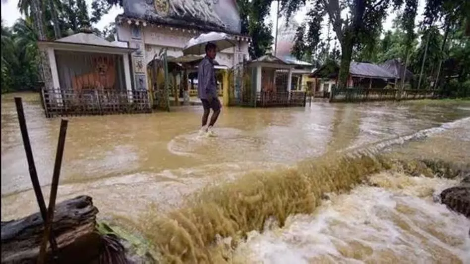ASSAM NEWS :  बाढ़ प्रभावित करीमगंज में 93 स्कूल अस्थायी राहत शिविर बने, 270 बंद