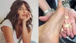 Priyanka Chopra: पैर में मालिश करवाती दिखीं प्रियंका चोपड़ा