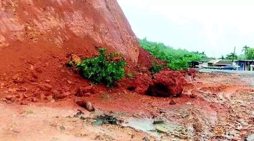 Landslide at Curti: स्थानीय लोगों को डर है कि खड़ी पहाड़ी पूरी तरह ढह सकती