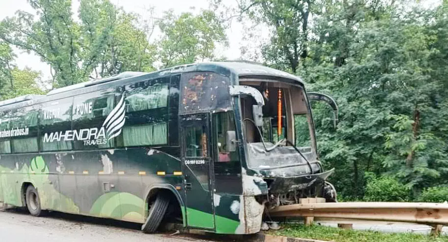 Accident: डिवाइडर से टकराई रायपुर-जगदलपुर रोड में दौड़ रही यात्री बस