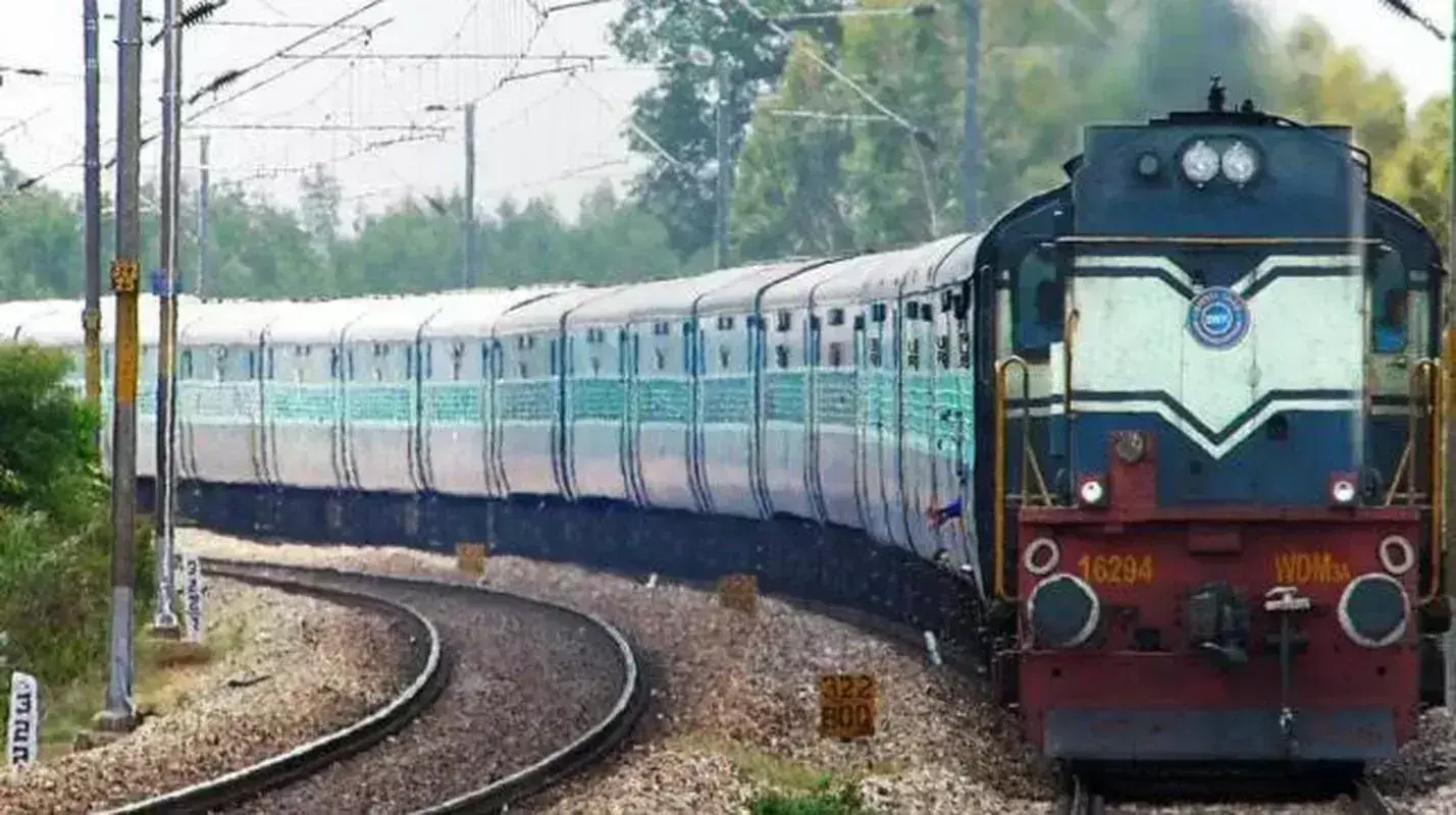 Rewari: रेलवे प्रशासन ने यात्रियों की सुविधा के लिए ट्रेनों के डिब्बों में की बढ़ोतरी