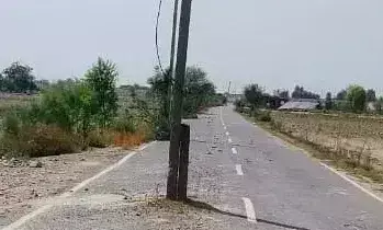 Faridabad: विभाग द्वारा बिजली पोल हटाए बिना ही सड़क निर्माण पूरा कर लिया गया