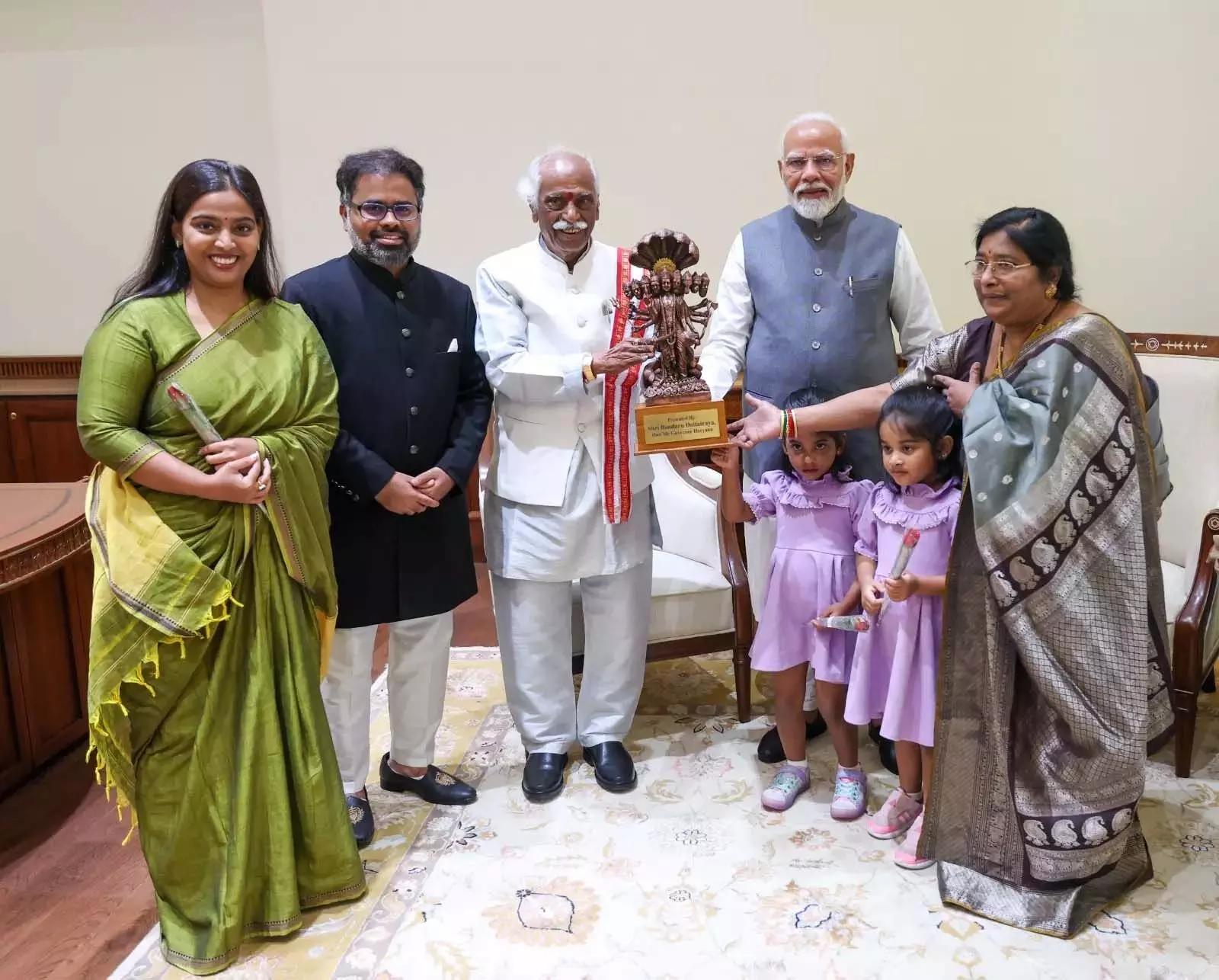 Haryana के राज्यपाल ने परिवार सहित प्रधानमंत्री से मुलाकात की