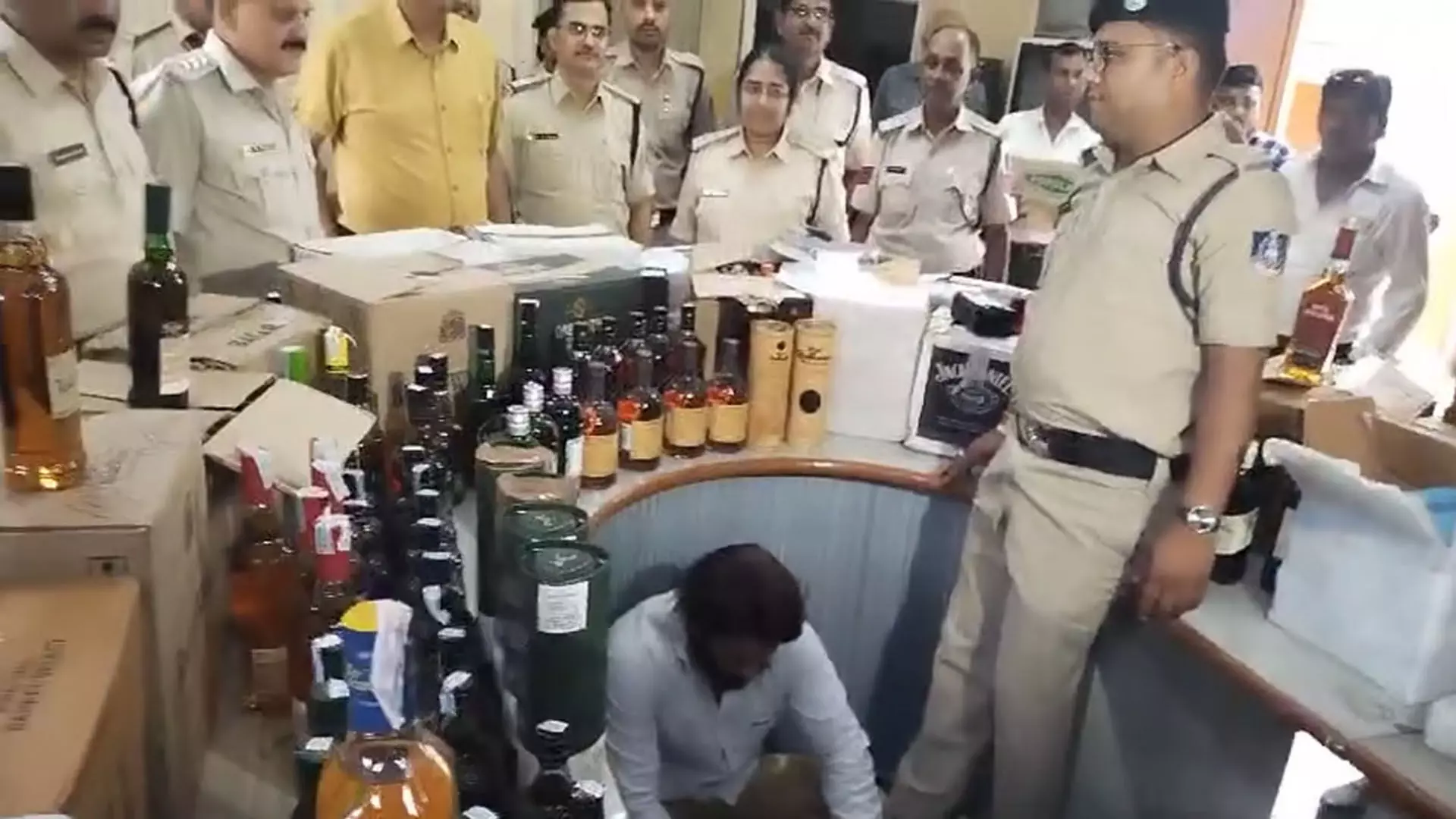 Indore: जिम मालिक के घर पर छापा; 11 लाख रुपये की प्रीमियम शराब जब्त