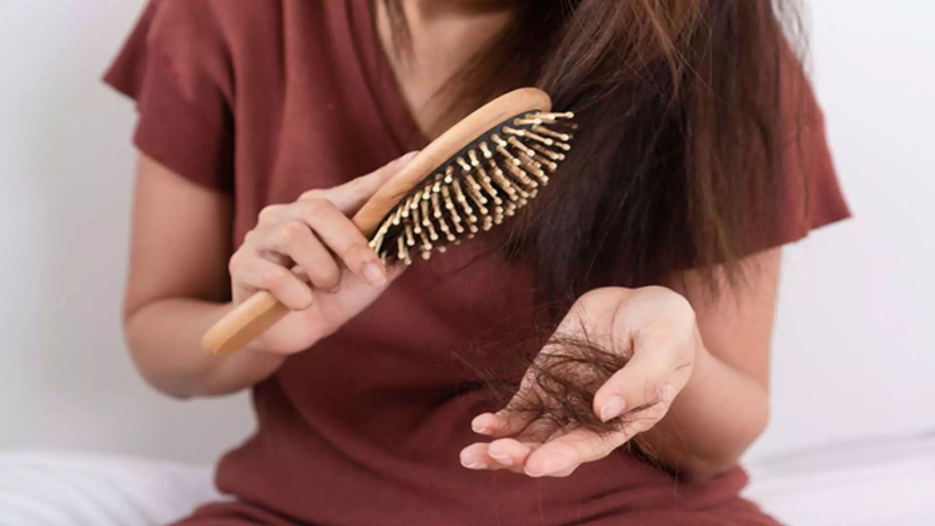 Hair loss: ये 10 गलत आदतें बन रही हैं बालों के झड़ने की वजह  इनसे बचें