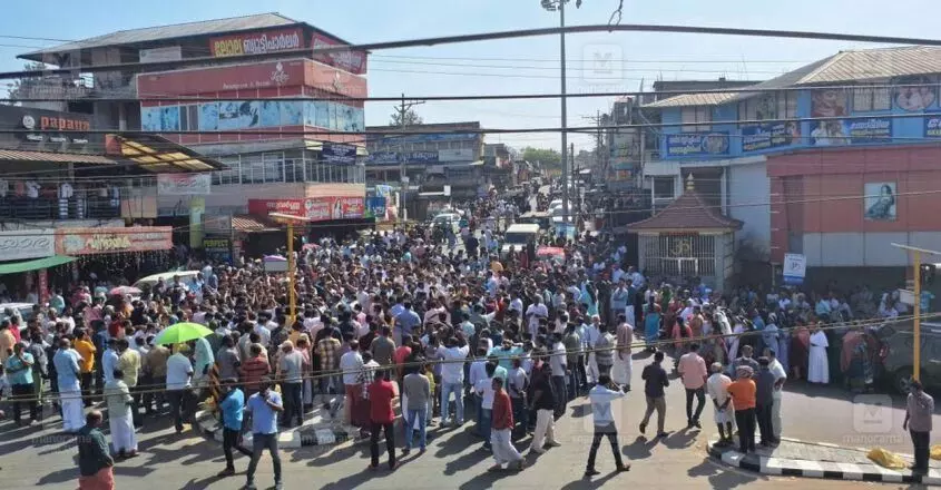 KERALA NEWS : पुलिस द्वारा आईपीसी की गंभीर धाराएं लगाए जाने के बाद प्रदर्शनकारी किसानों ने रोष जताया