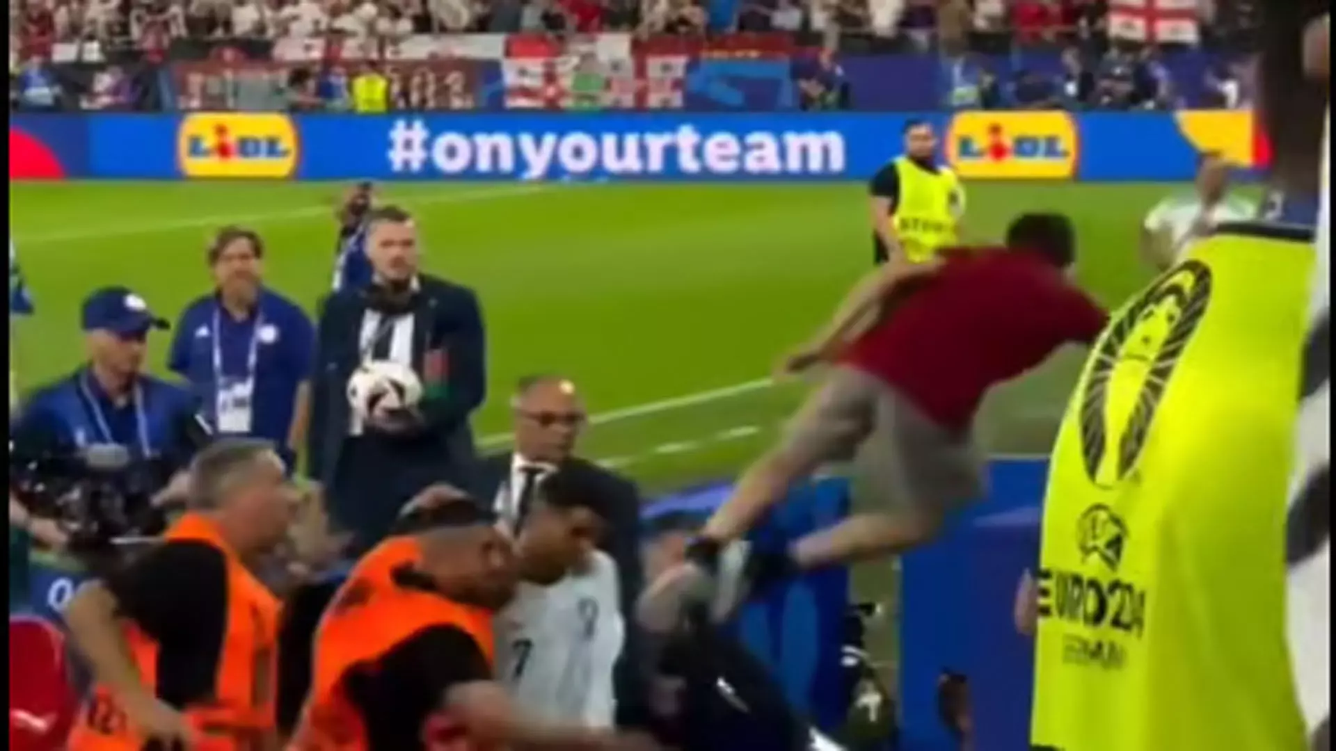 Cristiano Ronaldo के ऊपर कूद पड़ा फैन, सुरक्षाकर्मियों ने बचाया, VIDEO...
