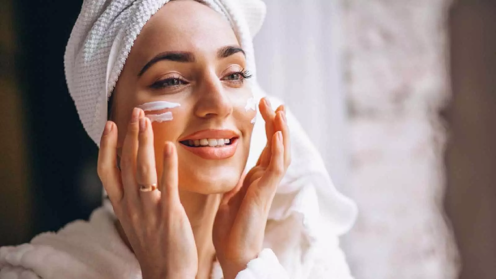 Skin Care: जानें कैसे अपनी त्वचा को दिलाएं रूखेपन और पिगमेंटेशन से छुटकारा