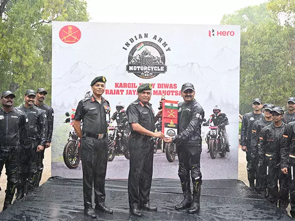 Army Chief  ने कारगिल युद्ध की जीत की 25वीं वर्षगांठ मनाने के लिए मोटरसाइकिल अभियान को हरी झंडी दिखाई
