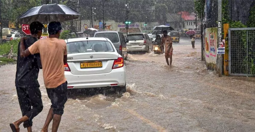 KERALA  : 2 जिलों में ऑरेंज अलर्ट, 6 जिलों में शैक्षणिक संस्थानों में छुट्टी