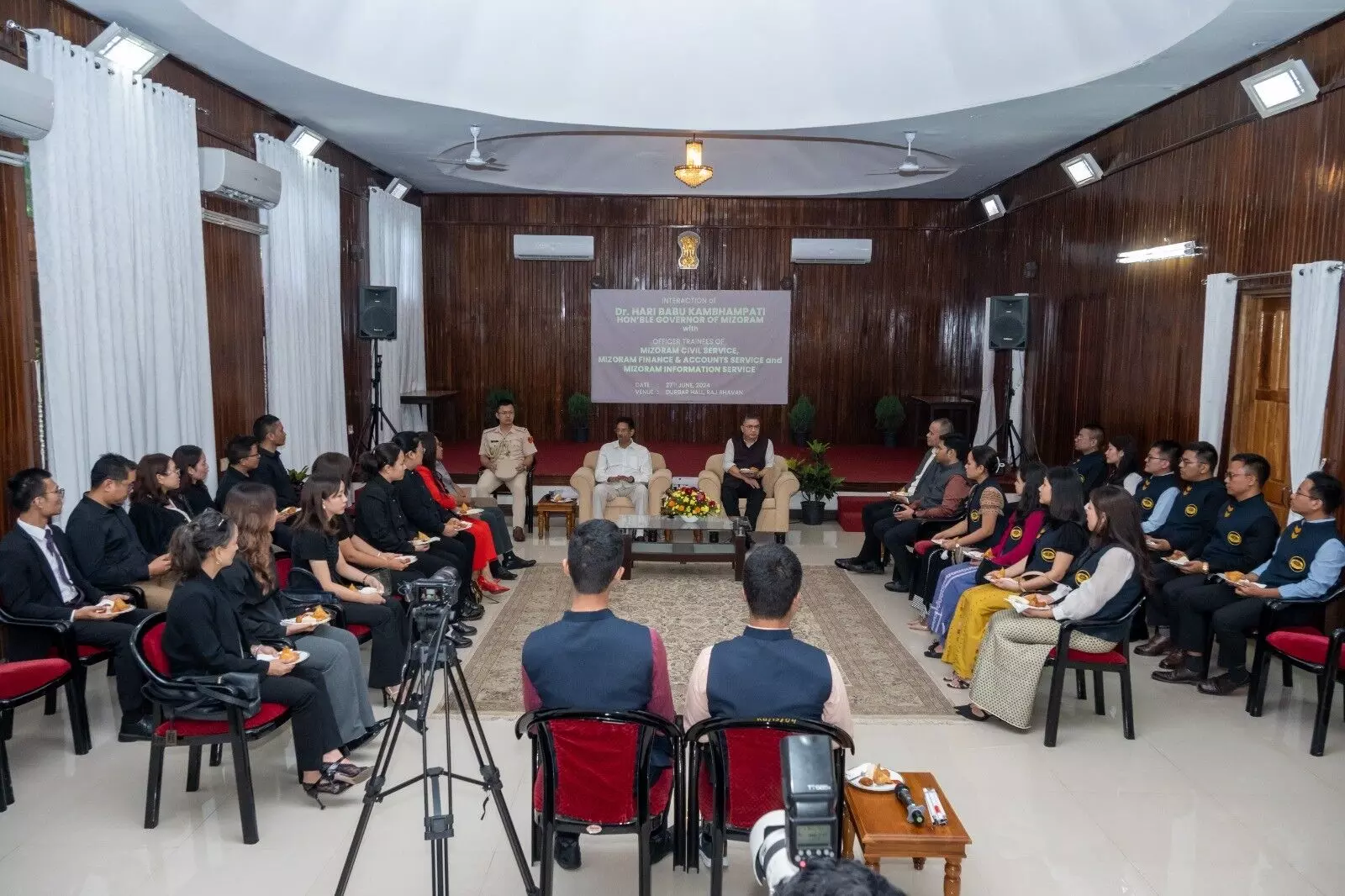 Mizoram News: कंभमपति ने एमसीएस, एमएफएएस और एमआईएस के परिवीक्षाधीन अधिकारियों के साथ बातचीत की