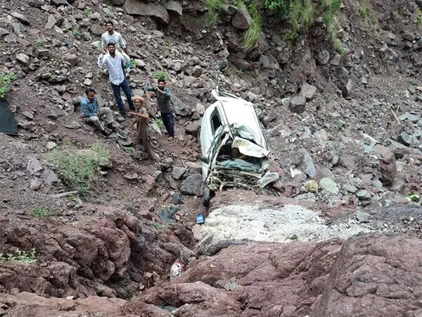 Jammu and Kashmir के रियासी में कार के खाई में गिरने से एक की मौत, तीन घायल