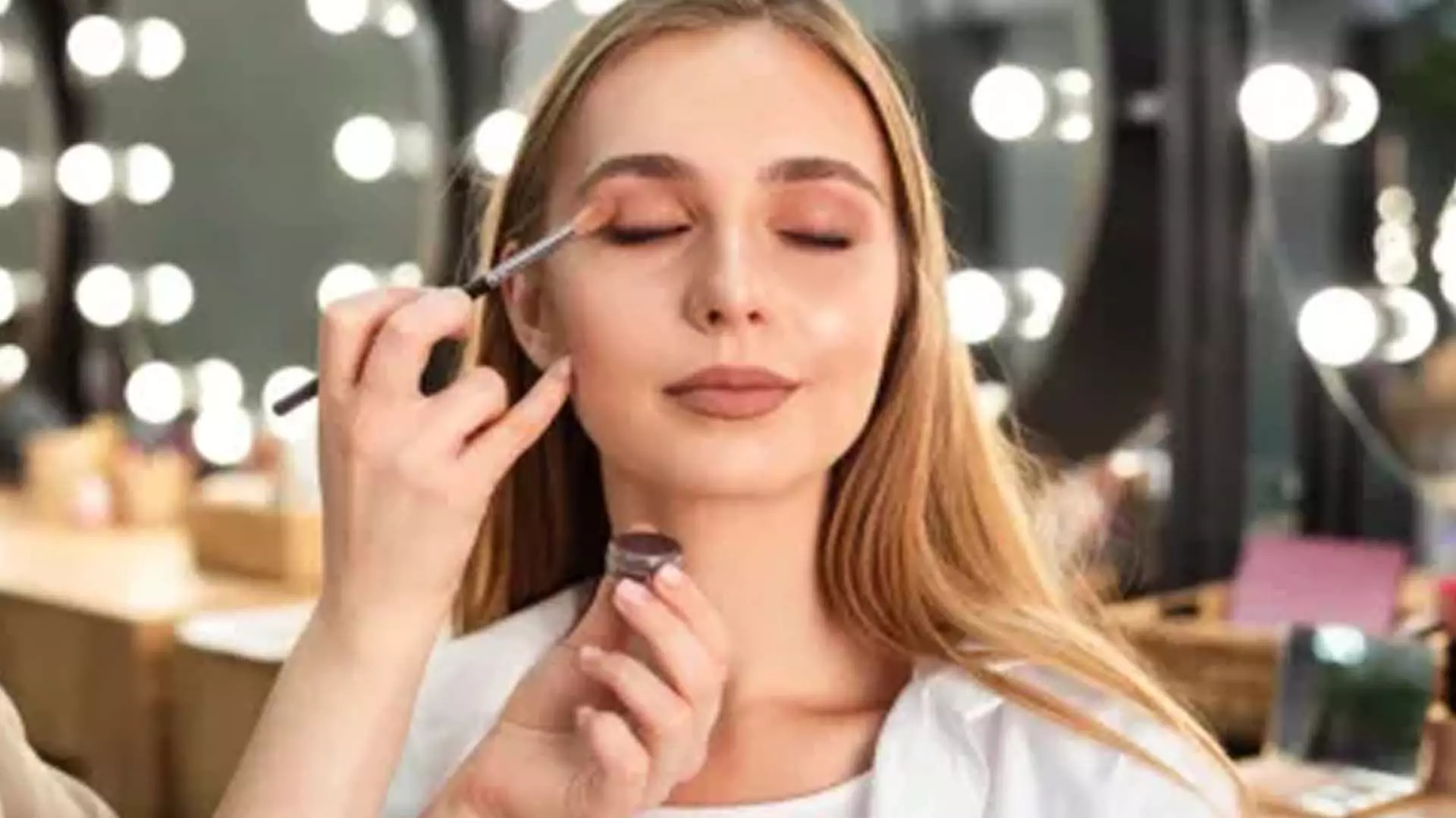 Makeup Trends: आने वाले समय में छाए रहेंगे ये मेकअप ट्रेंड्स जानें और आजमाए