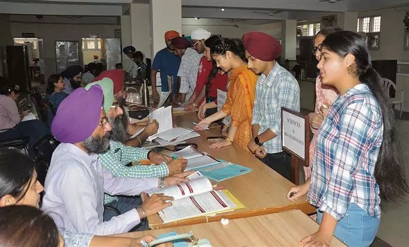 Amritsar: CAP के माध्यम से कम नामांकन की आशंका से कॉलेजों ने हेल्प डेस्क स्थापित किया