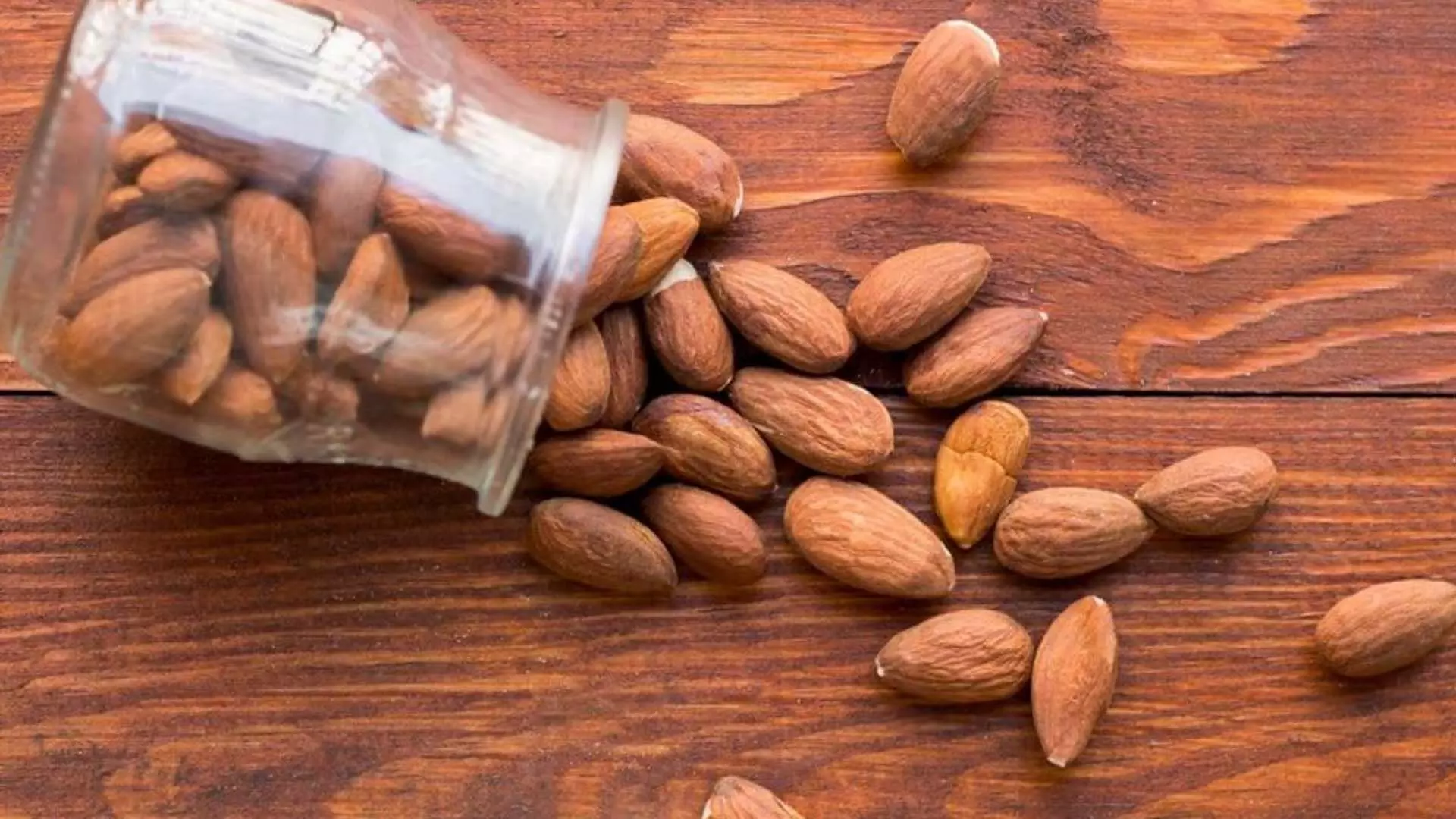 Raw almonds: कच्चा बादाम से त्वचा की खोई हुई खूबसूरती को वापस पाए करे इस्तेमाल